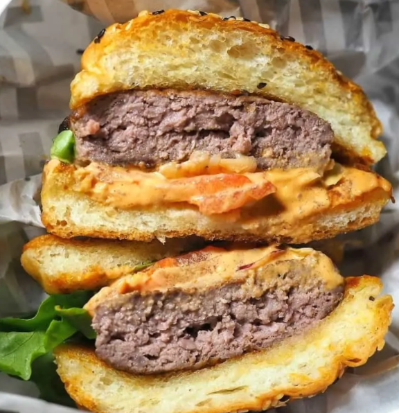 A photo of carne burger used in our restaurant review article.